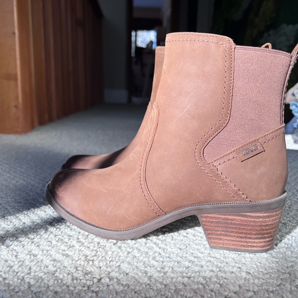 NWT Beautiful Teva Anaya Chelsea Waterproof boot. - Picture 3 of 9